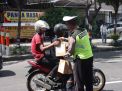 Cara Unik Polantas Polres Tanjung Perak Sampaikan Pesan Kamseltibcarlantas