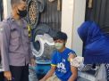 Polsek Asemrowo Laksanakan Vaksinasi Booster Secara Door To Door di Jalan Tambak Dalam