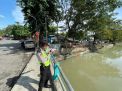 Polsek Pabean Cantikan Cek Debit Air Sungai Kalimas, Terpantau Kondisi Normal