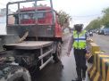 Personil Polres Pelabuhan Tanjung Perak Halau Pengendara Melintasi Genangan Banjir di Pintu Masuk Pelabuhan Ujung