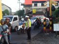Polsek Asemrowo Laksanakan Piket Pantau Arus Lalu Lintas di Tambak Mayor, Pastikan Situasi Lancar