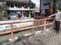 Polsek Krembangan Cek Ketinggian Debit Air di Setiap Pintu Air, Waspada Adanya Potensi Banjir
