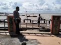 Polsek Kenjean Pantau Ketinggian Air Laut di Pantai Batu, Waspada Adanya Kenaikan
