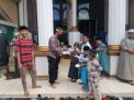 Polsek Asemrowo Laksanakan Sholat Jumat Berjamaah di Masjid Al-Muid, Sekaligus Bagikan Masker Kepada Jamaah