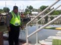 Polsek Krembangan Laksanakan Pengecekan Debit Air di Jalan Tambak Asri, Batas Air Terpantau Normal