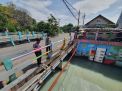 Polsek Kenjeran Pantau Ketinggian Debit Air Sungai, Waspada Adanya Kenaikan