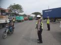 Polsek Krembangan Laksanakan Pengaturan di Depan SPBU, Antisipasi Kepadatan Lalu Lintas