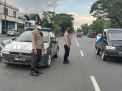 Polsek Krembangan Laksanakan Giat Pos Akhir di Jalan Demak, Bantu Kepulangan Karyawan