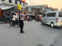 Polsek Asemrowo Lakukan Pengaturan Lalu Lintas di Perlintasan KA Tambak Mayor, Antisipasi Kemacetan