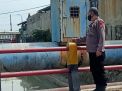 Polsek Krembangan Cek Rutin Debit Air Sungai, Waspada Potensi Banjir