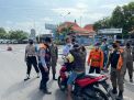 Polres Pelabuhan Tanjung Perak Lakukan Operasi Yustisi Protokol Kesehatan, Sekaligus Bagikan Masker Kepada Masyarakat
