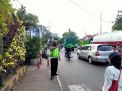 Polsek Semampir Pantau Arus Lalu Lintas Sore, Bantu Masyarakat Menyebrang Jalan