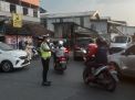 Polsek Asemrowo Laksanakan Piket Lalu Lintas di Rel Kereta Api Tambak Mayor, Antisipasi Kemacetan