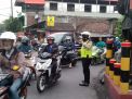 Polsek Asemrowo Lakukan Piket Patroli Lalu Lintas di Rel KA Tambak Mayor, Antisipasi Kemacetan