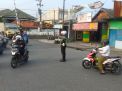 Polsek Asemrowo Bersama Piket 202 Laksanakan Pemantauan Arus Lalu Lintas di Perlintasan Kereta Api, Situasi Terpantau Lancar