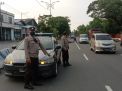 Personil Polsek Krembangan Lakukan Pemantauan Pos Akhir, Bantu Kepulangan Karyawan