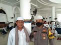 Personil Bhabinkamtibmas Takal Kedinding Laksanakan Sholat Jumat Berjamaah Sekaligus Beri Himbauan Kerukunan Kepada Jamaah