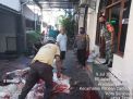 Personil Bhabinkamtibmas Krembangan Utara Kawal Giat Pemotongan Hewan Kurban di Masjid Pemuda