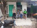 Personil Bhabinkamtibmas Kelurahan Perak Barat Lakukan Sosialisasi Mengenai PMK Kepada Warga