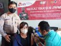 Polsek Asemrowo Laksanakan Vaksinasi Booster Serentak Secara Door to Door di Jalan Dumar
