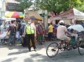 Polsek Semampir Lakuka Pemantauan di Depan Pintu Masuk Religi Ampel, Atur Arus Lalu Lintas Serta Bantu Masyarakat Menyebrang