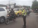 Polsek Asemrowo Laksanakan Protap Sore di Simpang Rel KA Tambak Mayor, Situasi Terpantau Aman Lancar