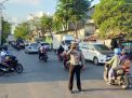 Polsek Asemrowo Laksanakan Giat Pos Akhir di Jalan Tambak Mayor, Pastikan Arus Lalu Lintas Lancar
