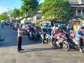 Polsek Asemrowo Bersama Personil Piket Laksanakan Giat Pengaturan Arus Lalu Lintas, Terpantau Ramai Lancar