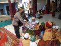 Polsek Asemrowo Laksanakan Sholat Jumat Berjamaah di Masjid Al Mubarok, Sekaligus Bagi Masker Kepada Jamaah