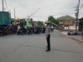 Personil Polsek Asemrowo Laksanakan Pengaturan Lalin Sore di Tambak Mayor, Terpantau Situasi Lancar Terkendali