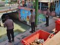 Polsek Kenjeran Cek Ketinggian Debit Air, Antisipasi Adanya Kenaikan dan Potensi Banjir