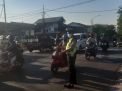 Personil Lantas Polsek Asemrowo Lakukan Pemantauan Arus Lalu Lintas Sore di Tambak Mayor