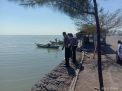 Polsek Kenjeran Laksanakan Pemantauan di Pantai Batu, Cek Air Laut Pasang