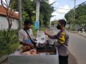Polsek Asemrowo Berikan Sosialisasi PMK Terhadap Warga Jalan Asemrowo Kali