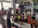 Polsek Asemrowo Laksanakan Sholat Jumat Berjamaah Sekaligus Bagikan Masker Kepada Jamaah Masjid
