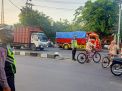 Polsek Semampir Laksanaka Pelayanan Sore di Simpang Empat Karang Tembok, Antisipasi Terjadinya Kemacetan