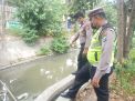 Polsek Semampir Lakukan Pengecekan Debit Air Sungai Pegirian, Antisipasi Adanya Kenaikan Debit Air