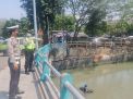 Polsek Pabean Cantikan Lakukan Pengecekan Ketinggian Sungai Kalimas, Waspada Adanya Kenaikan Debit Air