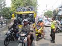 Polsek Semampir Bersama Piket Fungsi Laksanakan Patroli Kewilayahan Di Depan Pintu Masuk Religi Ampel