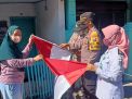 Polsek Krembangan Bagikan Bendera Merah Putih Kepada Masyarakat