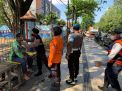 Polres Pelabuhan Tanjung Perak Bagikan Masker Kepada Warga, Sekaligus Ingatkan Untuk Selalu Taati Peraturan Prokes