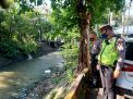 Polsek Semampir Cek Ketinggian Air Sungai Pegirian, Situasi Terpantau Aman Terkendali