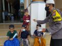 Bhabinkamtibmas Kelurahan Asemrowo Laksanakan Sholat Jumat Berjamaah di Masjid Al Muid, Bagikan Masker Gratis Kepada Jamaah