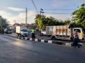 Personil Polsek Semampir Lakukan Pengaturan Lalu Lintas Sore, Antisipasi Kemacetan