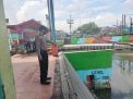 Pengecekan Debit Air Sungai Rutin Dilaksanakan Polsek Asemrowo, Waspada Adanya Potensi Banjir
