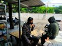 Bhabinkamtibmas Sukolilo Sambang Warga Sampaikan Pesan Toleransi Antar Masyarakat
