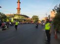 Polsek Semampir Bantu Penyebrangan Warga di Jalan Karang Tembok, Sekaligus Cegah Adanya Kendaraan Lawan Arus