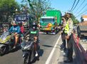 Personil Polsek Asemrowo Laksanakan Giat Pengamanan Jalur Suporter Bonek di Jembatan Branjangan