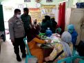 Personil Bhabinkamtibmas Krembangan Utara Lakukan Pemantauan Kegiatan Vaksinasi, Pastikan Berjalan Aman dan Lancar