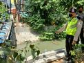 Polsek Semampir Cek Ketinggian Debit Air Sungai Pegirian, Antisipasi Adanya Potensi Banjir